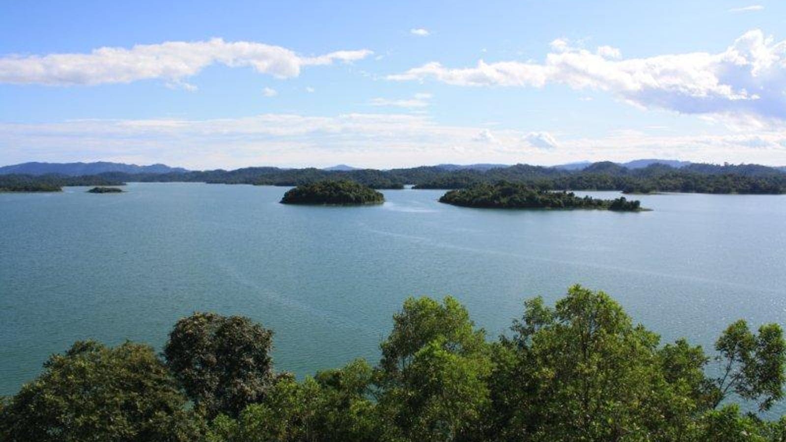 Islas boscosas en el lago Song Muc bajo colinas arboladas, Parque Nacional de Ben En, Vietnam.