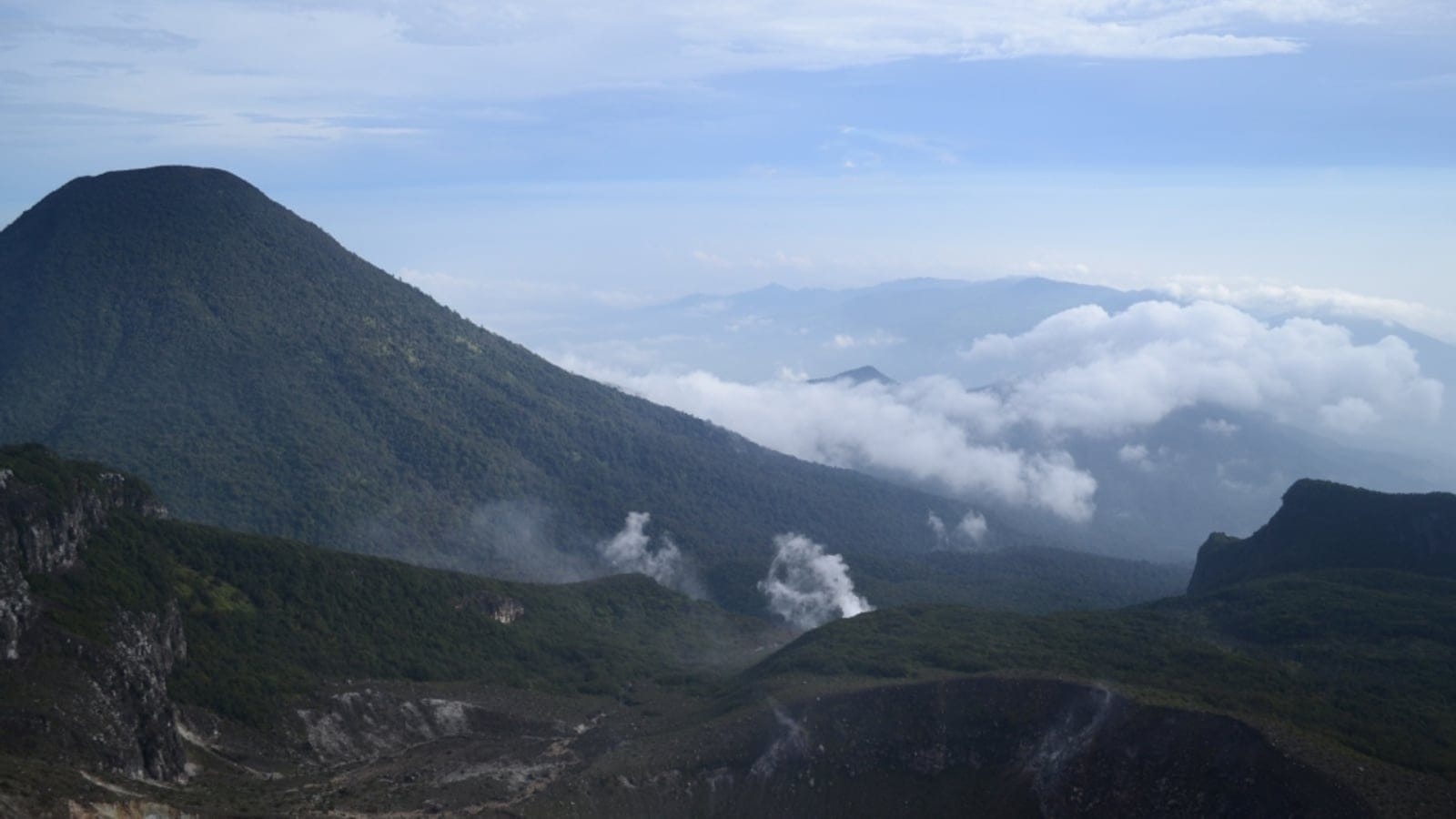 Fumerolles dans le cratère sous le cône boisé du Gunung Pangrango, Java occidental, Indonésie.