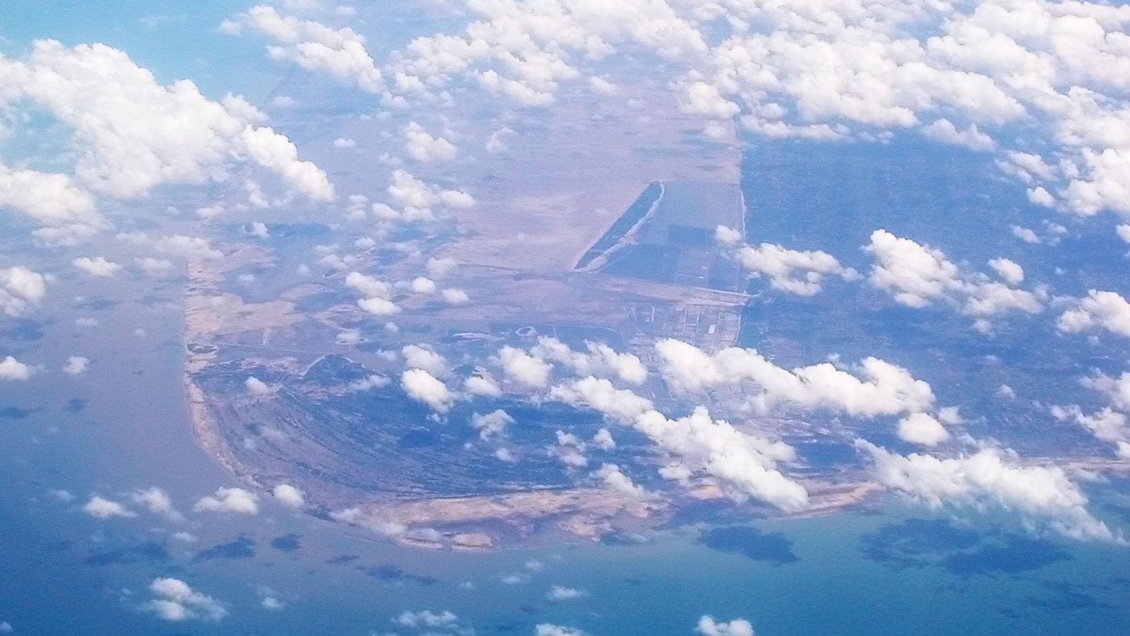 Vista aérea de los humedales costeros de Point Calimere y el paisaje circundante.