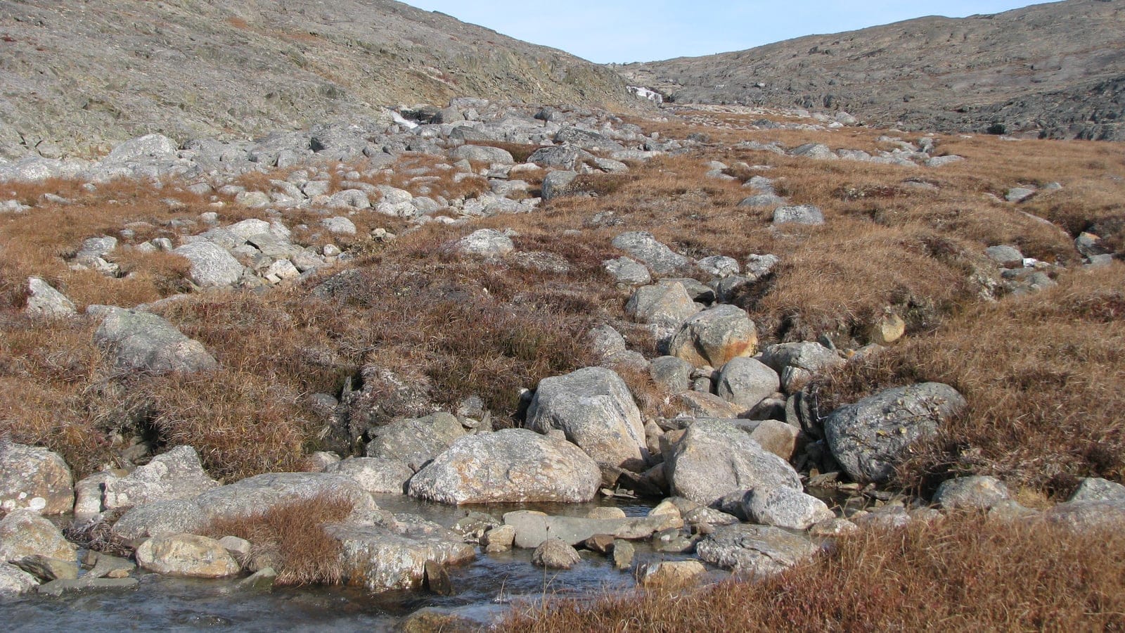 Valle rocoso de tundra del Ártico bajo cerca de Kangirsuk, en Nunavik, Quebec.