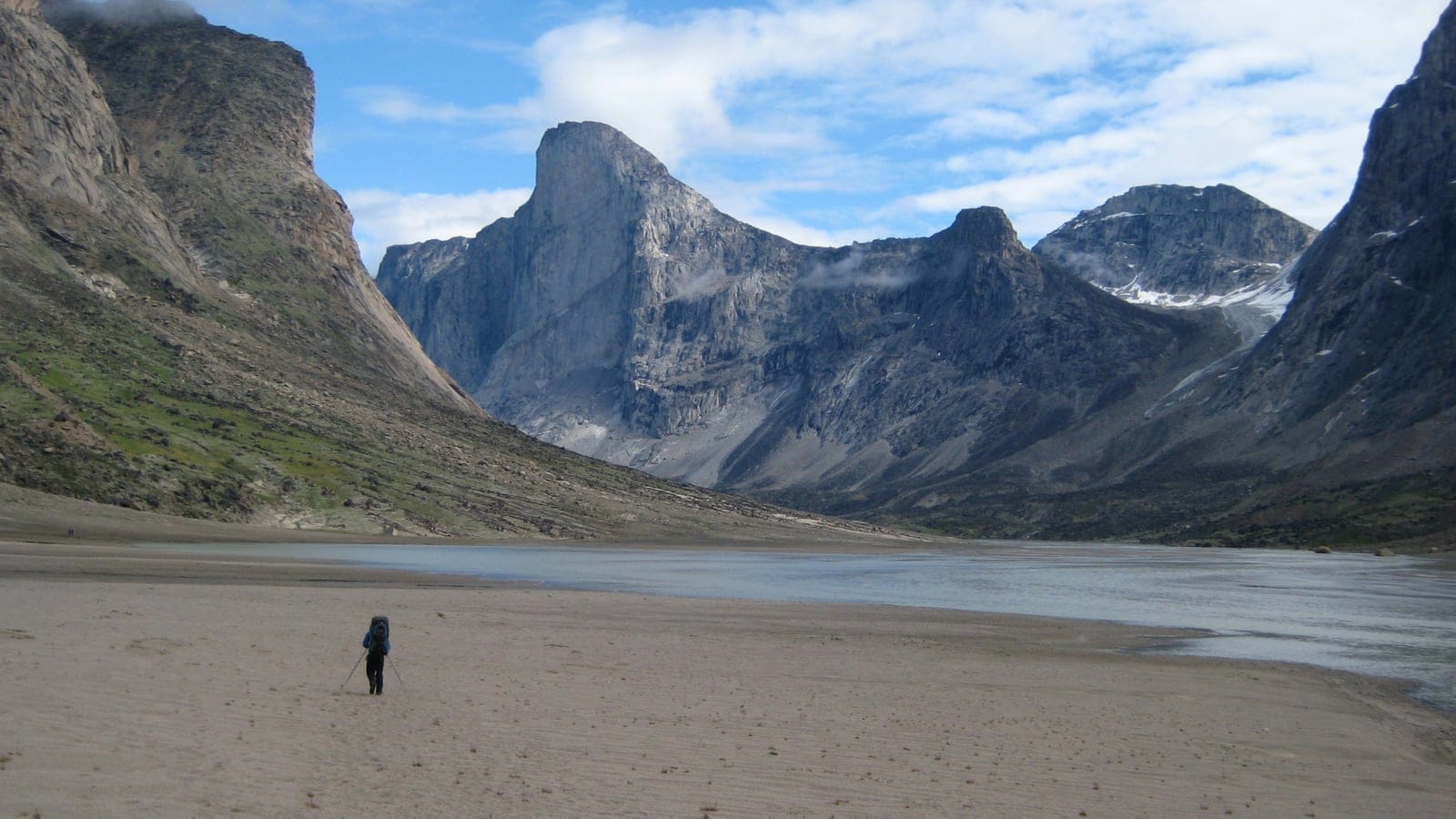 Tundra rocosa y terreno montañoso tallado por glaciares bajo el pico Thor, en el Parque Nacional Auyuittuq.