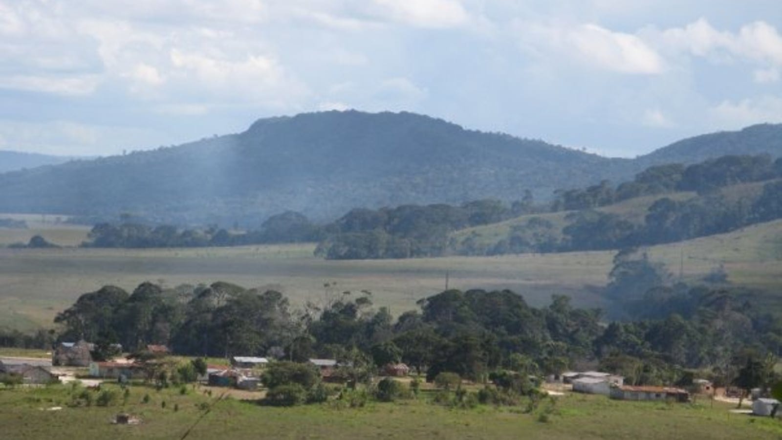 Sabana abierta y manchas de bosque de galería bajo colinas boscosas en la Gran Sabana, Venezuela.