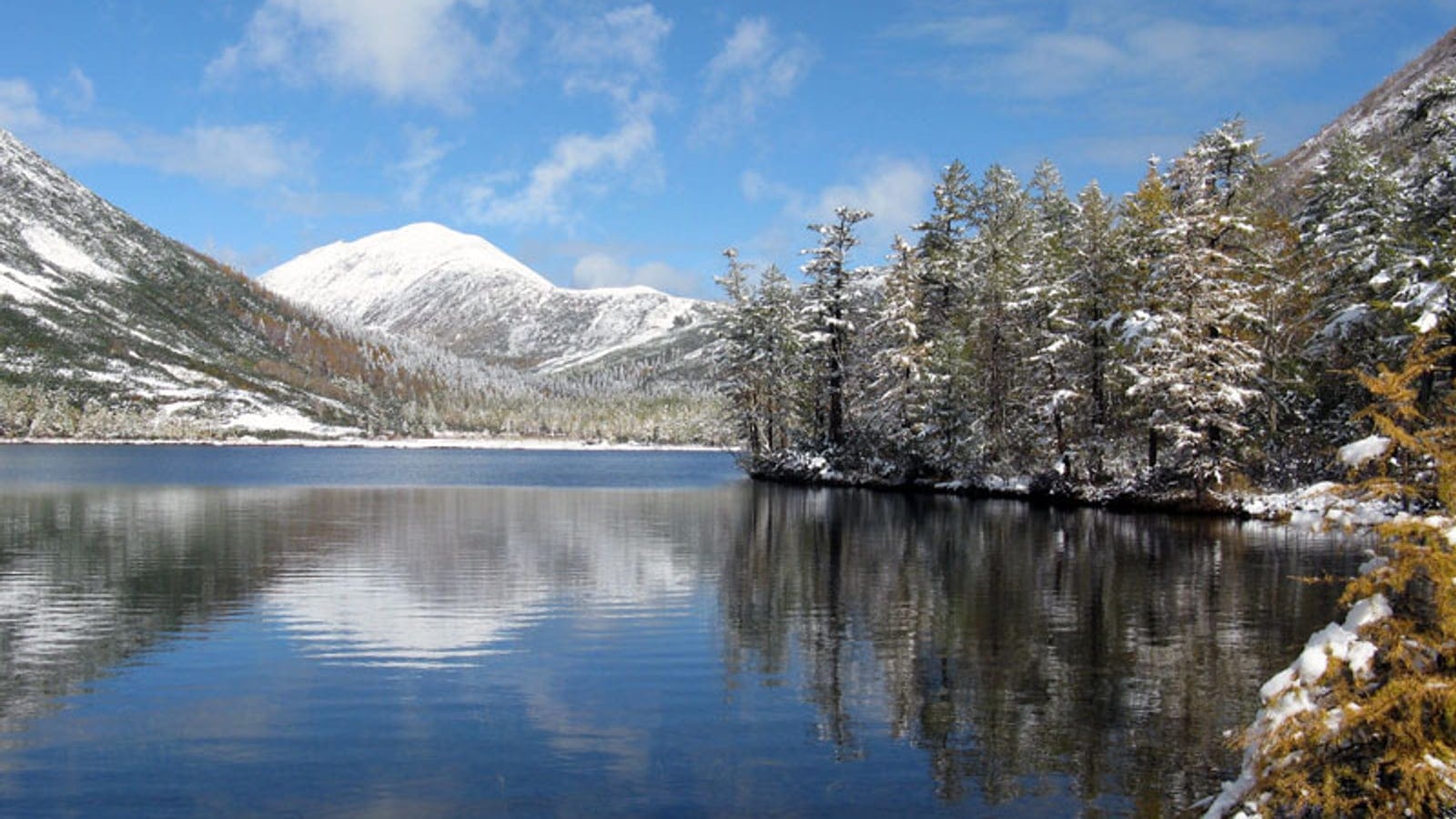 Nieve reciente sobre alerces y piceas alrededor del lago Korbokhon, krai de Khabarovsk, Rusia.